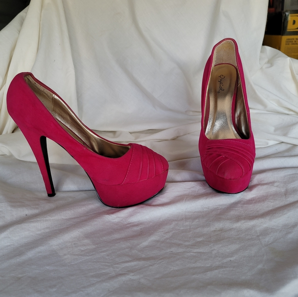 Like new pink velvety pumps